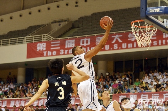 美国PAC-12联盟全明星队与上海大学生联队正在篮球场上进行激烈的对抗。
