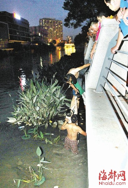 三位市民下河帮忙将孩子的遗体打捞上岸
