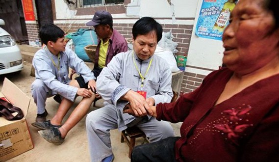 少林寺药局人员正免费为受灾村民进行义诊。
