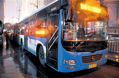 现在运行的405路公交车。今日，它即将谢幕。资料图片