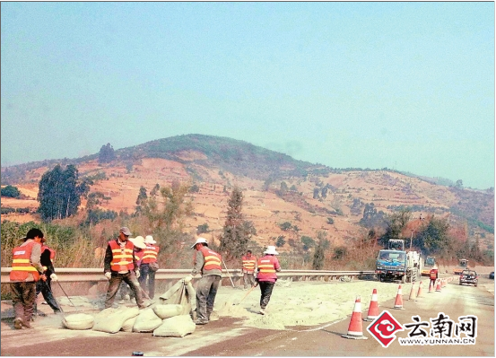 昆禄公路正在修 记者 黄兴能 摄