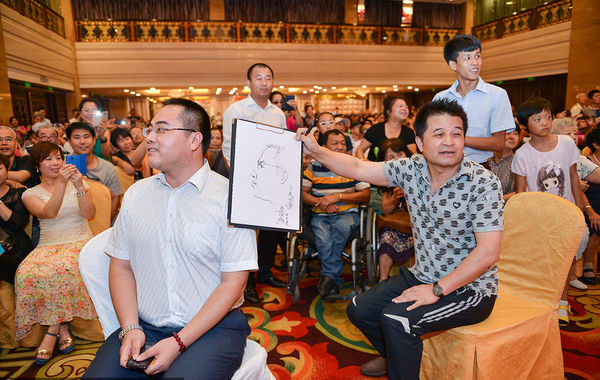 毕福剑现场围粉丝作画。