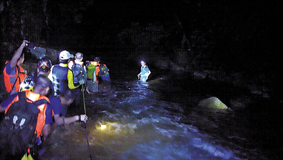 救援人员连夜冒雨进入峡谷，终于找到被困者（图片由参与救援者“红袍”提供）