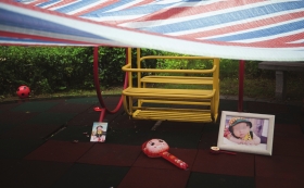 8月15日,湘江世纪城小区,在夺去益益生命的摇椅旁,摆放着他的百天照和他最喜欢的玩具。图/实习生陈韵骄