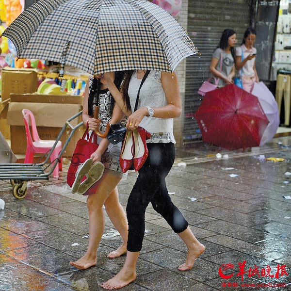 下雨天,拎着艳红色高跟鞋,赤脚走过麻石街的女人