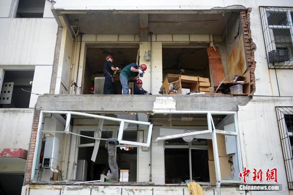 山西长治居民楼爆炸8死4伤 警方现场调查取证