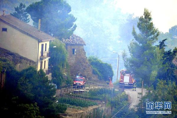8月19日，在意大利中部马尔凯大区阿斯科利皮切诺市市郊，消防车前往救灾。