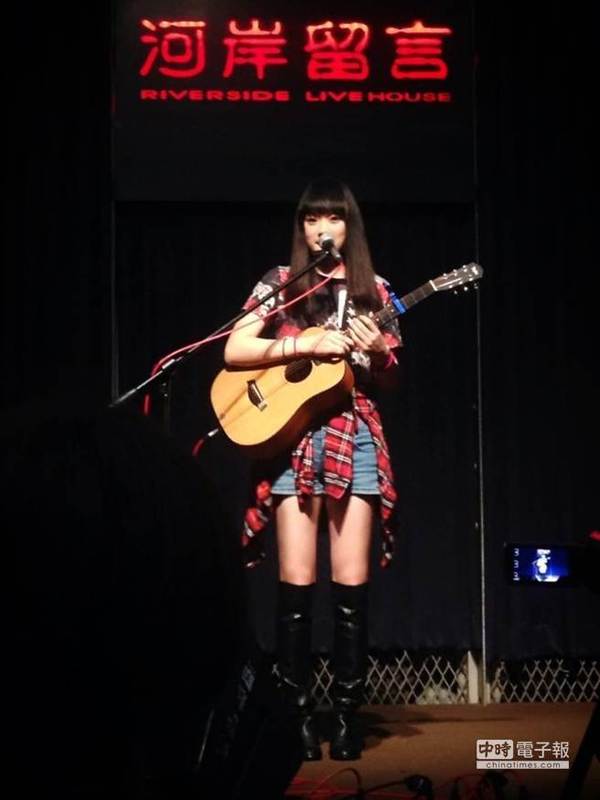 台版莎宾娜热爱音乐。图片来源:台湾《中时电子报》