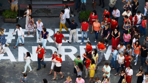 马德里举行快闪行动 声援俄罗斯失联记者(图)|俄罗斯|俄罗斯人_凤凰资讯