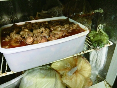 打开冷藏柜,一盆加工过的泛着霉点的卤猪脚旁边,蹲着一只生鲜牛蛙。