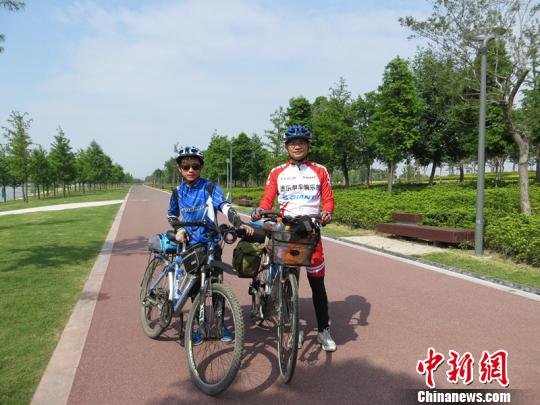 周源茂父子俩在东太湖的合影　李婷婷　摄