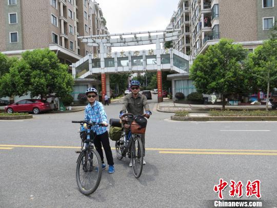 周源茂父子俩在小区门口的合影　李婷婷　摄