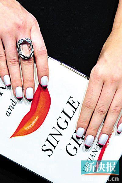 ▲Kate Spade:在金属白的指甲油上,边缘以亮色系的萤光粉色,并用黑色收尾,带点Kate Spade少女式的小邪恶诱惑。