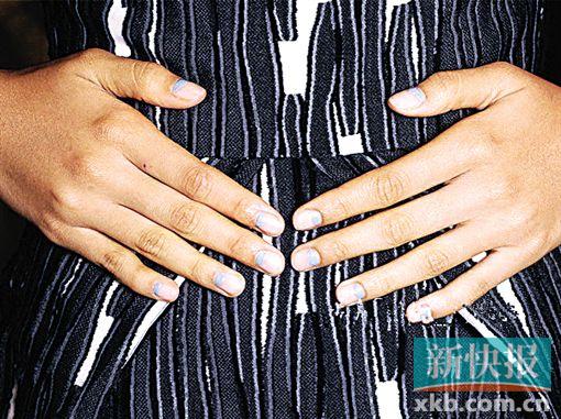 Lela Rose:不规则的反法式涂抹运用到Lela Rose秀场上,把蓝色指甲油随意地涂抹在指甲底端也很好看。