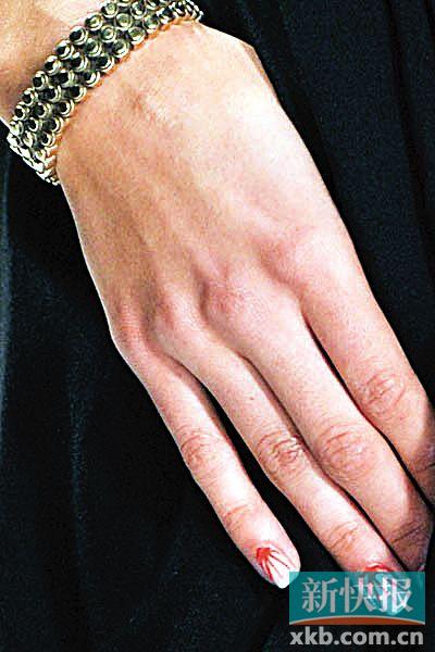 ▲Mara Hoffman:波西米亚风品牌Mara Hoffman,先以透明指彩为底,搭配发射状的橘色细线指彩,简单易学、且实用的异国风指彩。