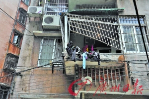 事发楼房的防盗网被炸开了。本报记者高鹤涛摄 一裸男浑身是血逃出呼救