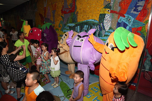 孩子们与卡通图人物合影