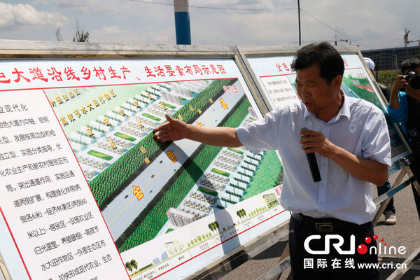 武威市交通局局长范景林介绍金色大道情况-摄影:陈杰