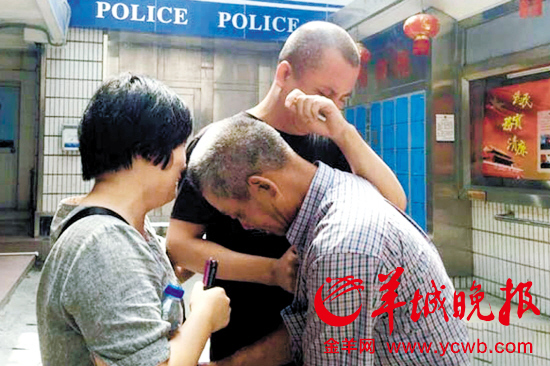 念斌无罪释放后与家人相拥团聚新京报供图