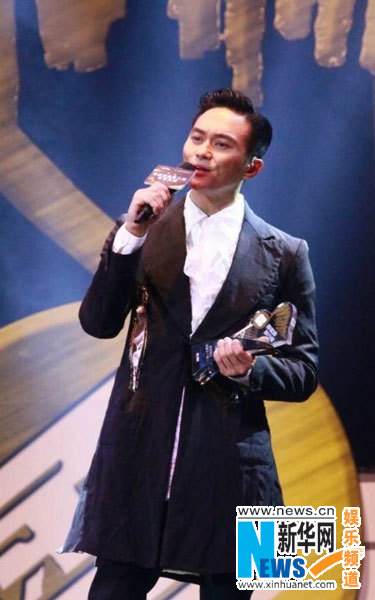 张智霖独揽两大奖 太太袁咏仪送纯金话筒庆生