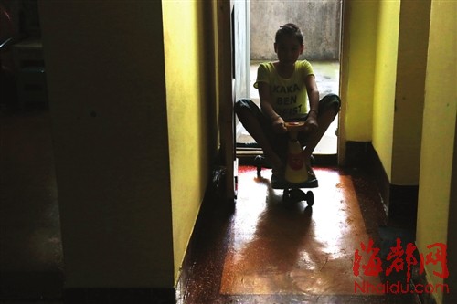 由于肌无力、免疫力低下，小梅很少出门，只能呆在家里