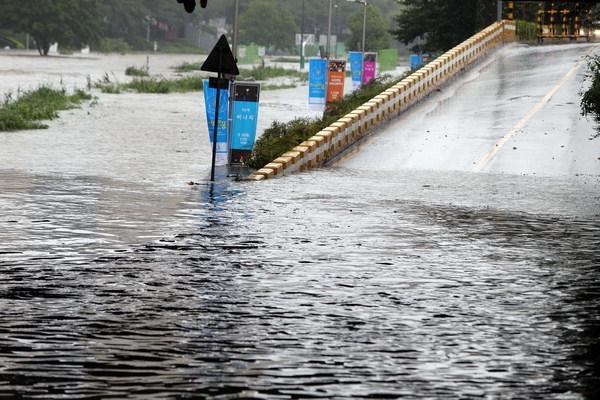 韩国釜山暴雨致地铁站进水 部分线路中断运行