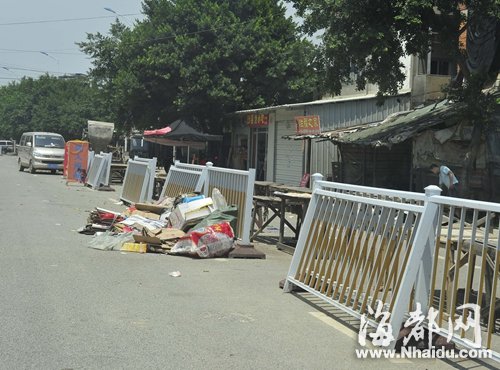 福州洪湾南路新装护栏 被商贩及周边商家拆除