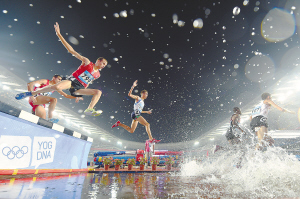 雨中跨障碍 犹如水上飞|主场|田径