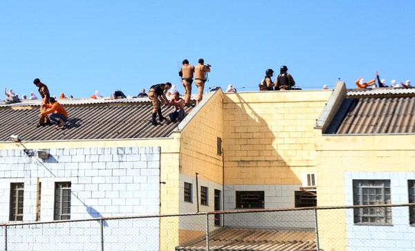 　巴西监狱暴乱：2名囚被犯斩首2名狱警遭劫持