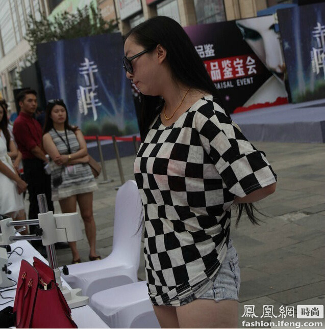女子为证奢侈品 现场脱<em>胸衣</em>让专家<em>鉴定</em>_时尚频