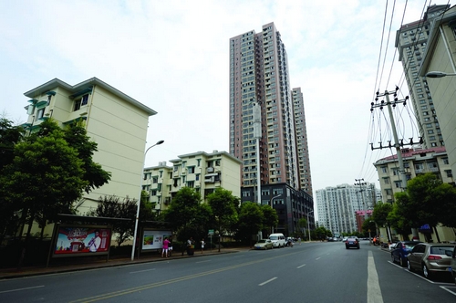 （8月25日，曙光南路与王家冲路交会处，原长沙锁厂棚改在旧址上拉通曙光南路、建起高层电梯安置房。图/潇湘晨报记者 陈勇）