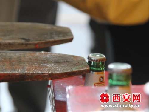 　　一线工人正在表演“叉车开酒瓶”