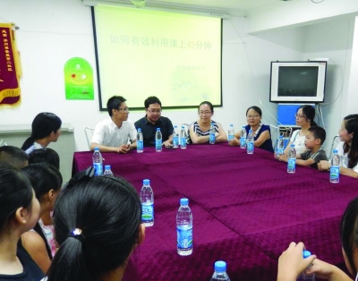 社区联手学校设模拟课堂 教学生应对开学综