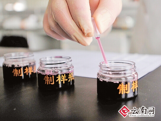 1 静置5分钟后分别从取样瓶中取葡萄酒 周明佳 摄