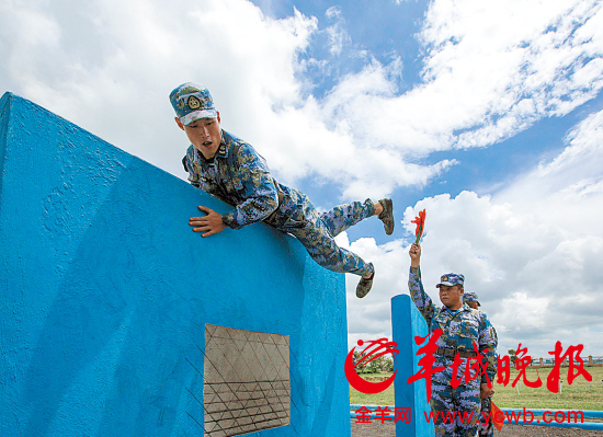 　　南沙守备部队的战士在训练中 沙军 摄