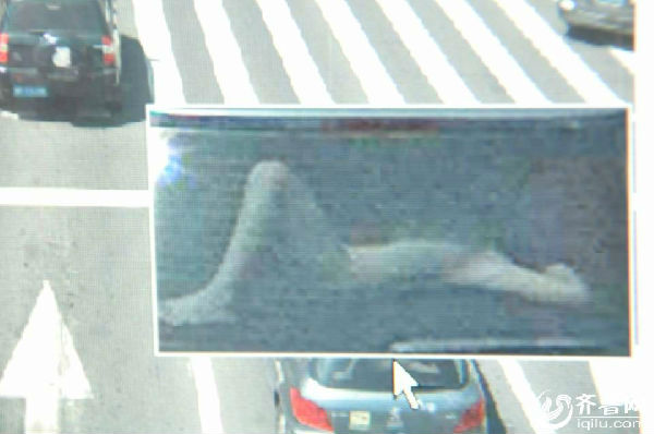 　　烟台一轿车挡风玻璃下惊现裸体男童 一动不动惊呆市民