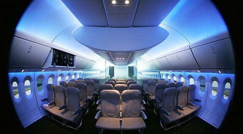 从机组休息区观察乘客区的透镜