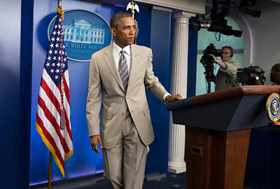 当地时间8月28日，奥巴马身着灰褐色套装出席白宫新闻发布会。（图片来源：美国媒体）
