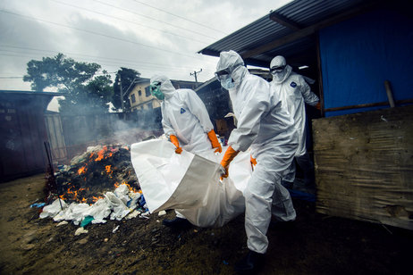 图为利比里亚埃博拉患者遗体收尸人焚烧防护服。