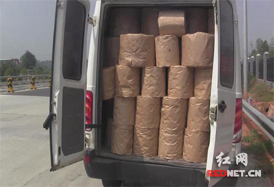 (这辆依维柯足足运了80万响烟花爆竹。)