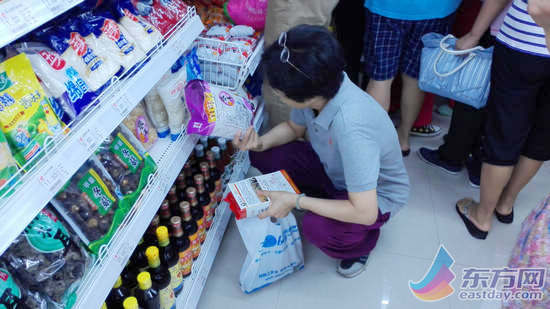 粮油产品特价促销吸引市民选购