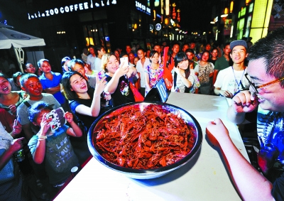 市民参加首届龙虾节龙虾大胃王挑战赛|龙虾|
