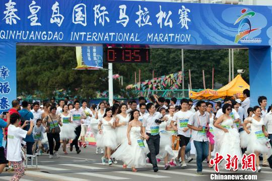 新娘穿婚纱参加首届秦皇岛国际马拉松赛|马拉