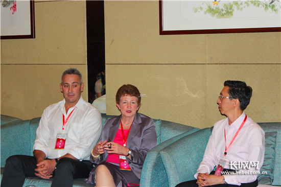 洛琳女士接受记者采访 武佩剑 摄