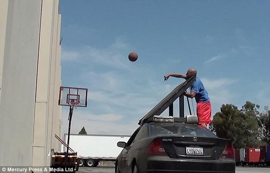 美国男子球技高 打高尔夫球制热狗开车时投篮