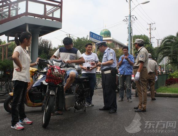 申城处罚无牌电动车首日 一路口四十分钟查获