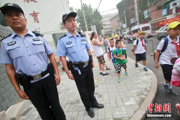 中国多地学校迎来开学季 警察配枪为学生保驾护航