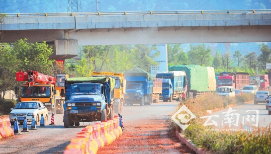 高立交桥20多辆大货车准备熬到晚上再进城