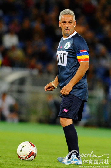 组图:马拉多纳参加慈善足球赛 巴乔、舍瓦众星