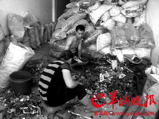 拆解电子垃圾，污染了自己的家园